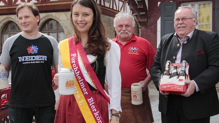 Laura Kreppelt als Bierkönigin. 2010 war sie bereits Weihnachtsengel (r.). Foto: Josef Hofbauer