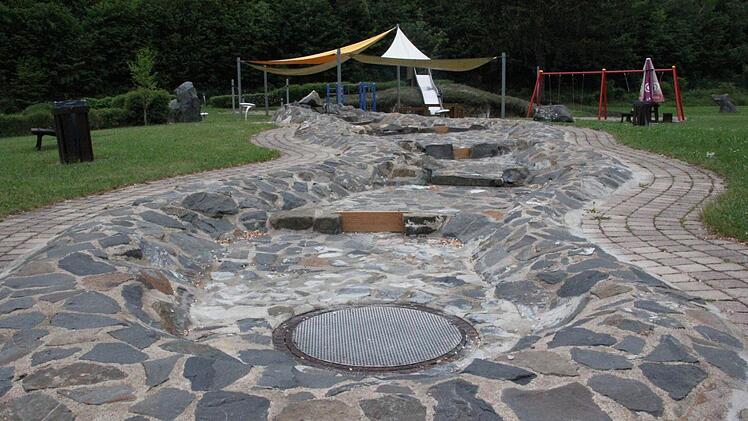 Wenn die Steinbecken mit fließendem Wasser gefüllt sind, können die Kinder nach Herzenslust aufstauen und Wasser ablassen.   Foto: Friedwald Schedel