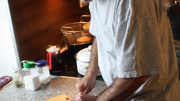 Unübliche Rollenverteilung: Fuaad ist der Chef in der Küche.  Foto: Robert Huger