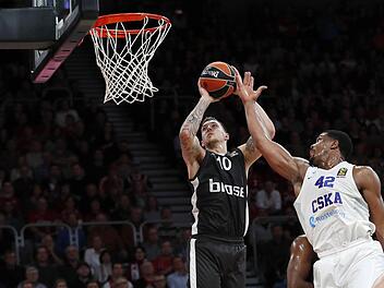 Daniel Theis (mit Ball) sorgte im Schlussviertel mit einigen kompromisslosen Dunkings dafür, dass die Niederlage nicht noch höher ausfiel. Hier kommt Kyle Hines, der eine starke Leistung bot, zu spät. Foto: Daniel Löb