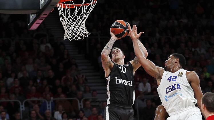 Daniel Theis (mit Ball) sorgte im Schlussviertel mit einigen kompromisslosen Dunkings dafür, dass die Niederlage nicht noch höher ausfiel. Hier kommt Kyle Hines, der eine starke Leistung bot, zu spät. Foto: Daniel Löb