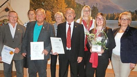 Langjährige Langenstadter Sänger und Mitglieder wurden geehrt - von links: Berthold Wirth, Chorleiterin Franziska Bartl, Herbert Müller, Gruppenvorsitzende Bertilde Zapf, Uwe Hofmann, Lisa Förster, Vorsitzende Martina Engel und Zweite Bürgermeisterin Michaela Schirmer.