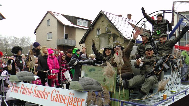 Die "Flur Patrol - Sander Gänsejäger" drohten scherzhaft mit Maschinenpistolen den Gänsen, die in der Sander Flur eine richtige Plage sind.