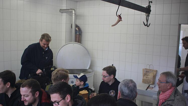 Endlich gibt es das Kesselfleisch. Im "Haus der Bäuerin" geht es eng und gemütlich zu.K. Becht