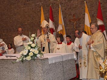 Pontifikalamt anlässlich des 50. Weihejubiläums der St.-Wolfgangskirche mit Erzbischof Schick