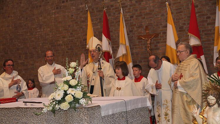 Pontifikalamt anlässlich des 50. Weihejubiläums der St.-Wolfgangskirche mit Erzbischof Schick