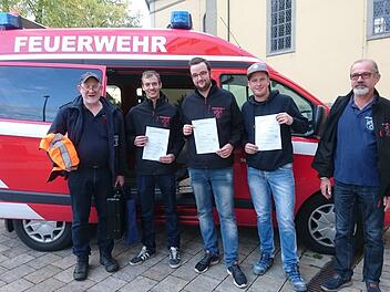 Sie freuen sich &uuml;ber die bestandene Fahrpr&uuml;fung (von links):  Christian Neugebauer (Feuerwehrinspektion Bad Kissingen) sowie die "Fahrsch&uuml;ler" Julian Reinhard, Manuel Pfennig, Andreas Ge&szlig;ner und  Schulungsleiter Ludwig Bieberich.  Foto: Florian Dahinten