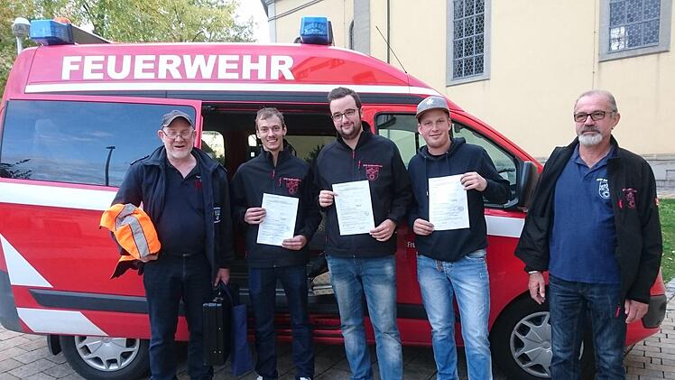 Sie freuen sich &uuml;ber die bestandene Fahrpr&uuml;fung (von links):  Christian Neugebauer (Feuerwehrinspektion Bad Kissingen) sowie die "Fahrsch&uuml;ler" Julian Reinhard, Manuel Pfennig, Andreas Ge&szlig;ner und  Schulungsleiter Ludwig Bieberich.  Foto: Florian Dahinten