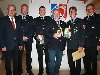 Stellvertretender Landrat Gotthard Schlereth (von links) ehrte Jürgen Kohl, Peter Heinle, Thilo Schneider und Jürgen Halbig mit dem Feuerwehrehrenzeichen. Kreisbrandrat Benno Metz gratulierte.