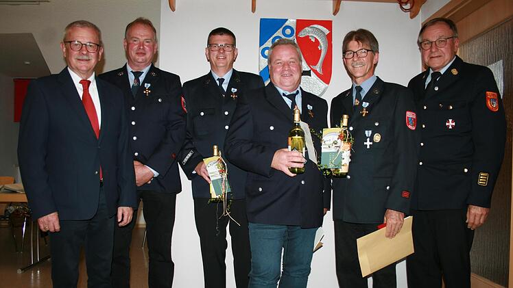 Stellvertretender Landrat Gotthard Schlereth (von links) ehrte Jürgen Kohl, Peter Heinle, Thilo Schneider und Jürgen Halbig mit dem Feuerwehrehrenzeichen. Kreisbrandrat Benno Metz gratulierte.