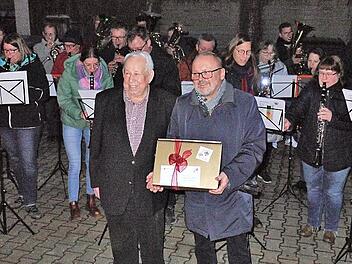 Vor den Musikerinnen und Musikern, die zum „Ständala“ angetreten waren, überbrachte Heiner Kredel die Glückwünsche des Musikvereins Forchheim-Buckenhofen für Ehrendirigent Willi Saffer zu dessen 90. Geburtstag.