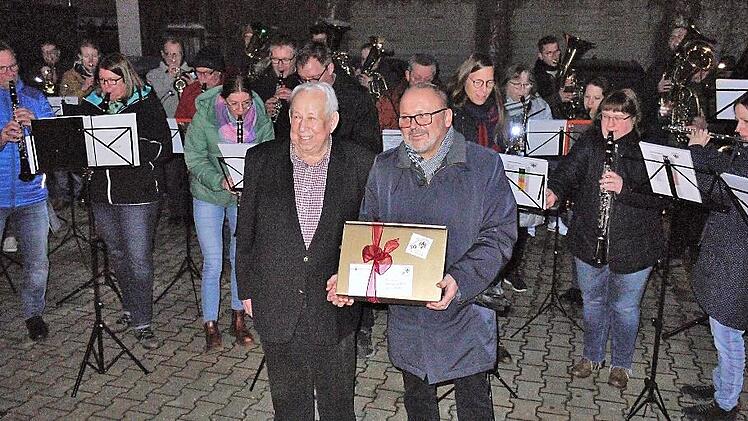 Vor den Musikerinnen und Musikern, die zum „Ständala“ angetreten waren, überbrachte Heiner Kredel die Glückwünsche des Musikvereins Forchheim-Buckenhofen für Ehrendirigent Willi Saffer zu dessen 90. Geburtstag.