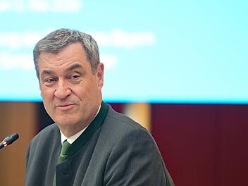 Die von der CSU eingef&uuml;hrte Hymnenpflicht erfordert ab dem Schuljahr 2026/2027 das Spielen der Bayernhymne bei Abschlussfeiern in Bayern, was rege Diskussionen und Kritik hervorruft.