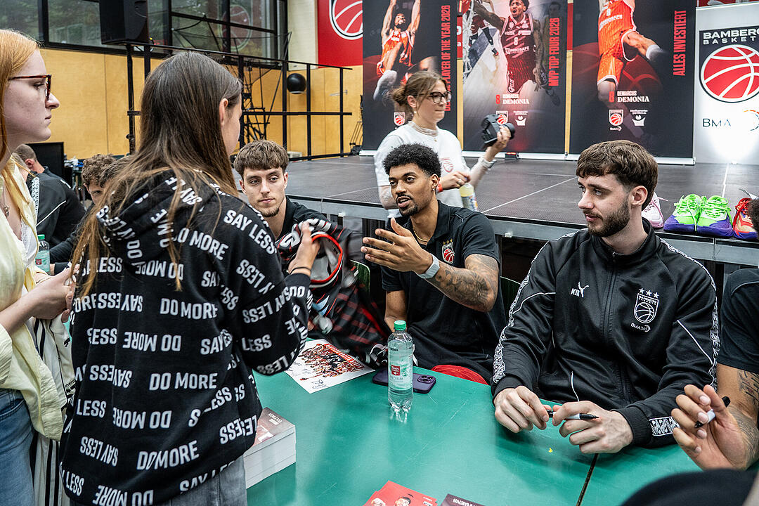 Freak City feiert seine Pokal-Helden.