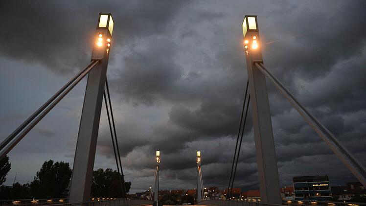 Die dunklen Wolken über der Löwenbrücke haben sich verzogen. Die klagenden Baufirmen und die Stadt Bamberg haben sich verglichen.