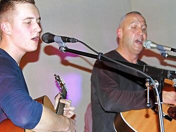 "Fahter und Son" heißt die Band von Philipp und Willi Kirchne, die im Jugendheim ein Benefizkonzert gab.. Foto: Sigismund von Dobschütz