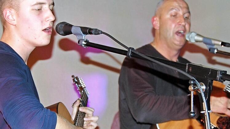 "Fahter und Son" heißt die Band von Philipp und Willi Kirchne, die im Jugendheim ein Benefizkonzert gab.. Foto: Sigismund von Dobschütz