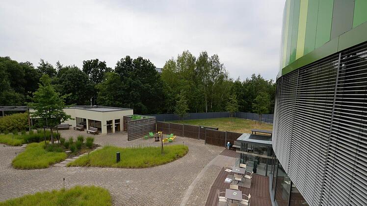 Der braune Zaun wird nach der Erweiterung abgebaut. Direkt dahinter soll sich dann die Erdsauna befinden. Foto: Ronald Rinklef
