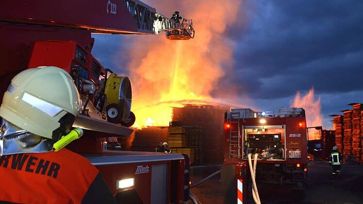 Kampf gegen meterhohe Flammen. Foto: Peter Rauch