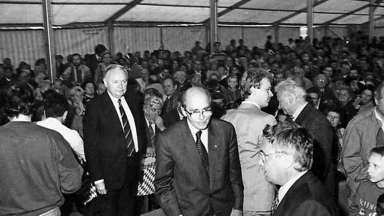 Otto von Habsburg (vorne mittig) bei der Wiedervereinigungsfeier am 3. Oktober 1990 mit dem damaligen Staatssekretär Albert Meyer, Landrat Rudolf Handwerker und dem jetzigen Landrat von Hildburghausen, Thomas Müller. FT-Archivfoto: Eckehard Kiesewetter