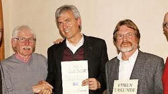 Die geehrten BLLV-Mitglieder mit den Vertretern des Kreisverbandes, von links: stellvertretender Kreisvorsitzender Sven Steger, der langjährige Vorsitzende Sigbert Mantel, Vorsitzender Waldemar Baumann, Bernhard Zellmann und Vorstandsmitglied Bruno Wittig  Foto: Günther Geiling