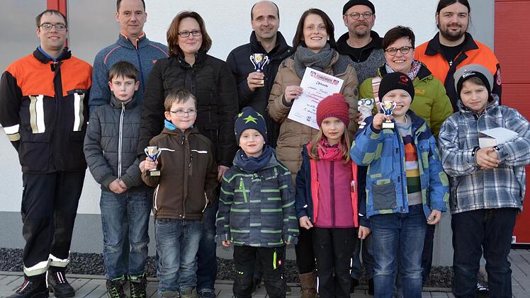 So sehen die Sieger aus: (von links) Kommandant Sebastian Metz, Familie Marco Scheuring, Familie Andreas Fuchs, Familie Peter Kleinhenz und Christian Metz, Vorsitzender des Feuerwehrvereins. Foto: Kathrin Kupka-Hahn