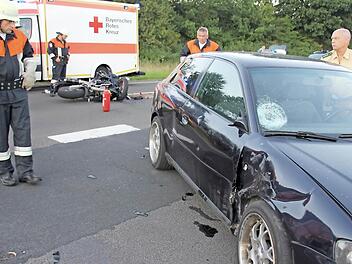 Die Unfallstelle mit den beteiligten Fahrzeugen kurz vor dem Eberner Stadtteil Gemünd.  Foto: Ralf Kestel