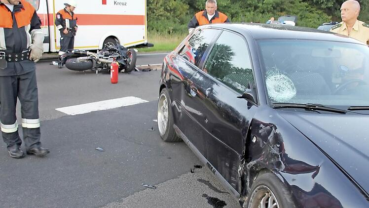 Die Unfallstelle mit den beteiligten Fahrzeugen kurz vor dem Eberner Stadtteil Gemünd.  Foto: Ralf Kestel