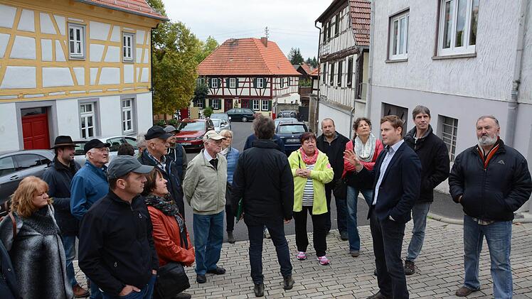 In Oberlauringen stellten Michael Jäger und Bernd Harr ihre Maßnahmen der Dorferneuerung vor.  Foto: Elisabeth Assmann