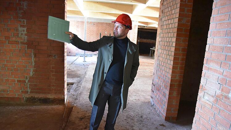 Bürgermeister Martin Finzel führt duch die Baustelle im ehemaligen Freizeitzentrum Witzmannsberg. Foto: Gabi Arnold