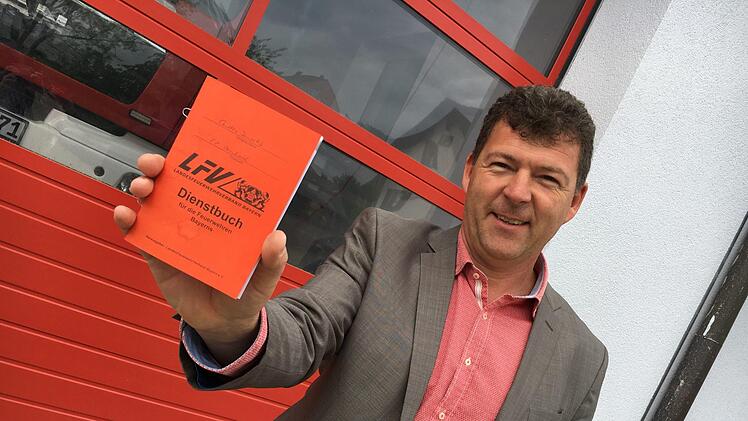 Stolz: Bürgermeister Carsten Joneitis mit seinem Dienstbuch.Foto: Anette Schreiber
