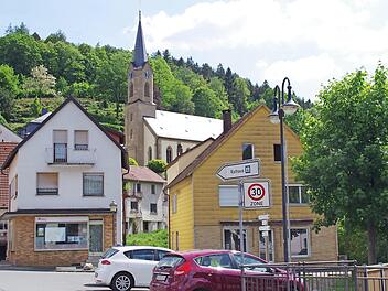 Zwei Häuser sollen Weichen (das gelbe Gebäude und das weiße daneben im Hintergrund), um den Marktplatz aufzuwerten. Foto: Marco Meißner