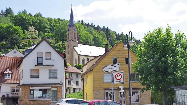 Zwei Häuser sollen Weichen (das gelbe Gebäude und das weiße daneben im Hintergrund), um den Marktplatz aufzuwerten. Foto: Marco Meißner