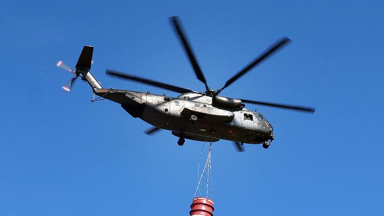 Feuerwehreinsatz im bayerischen Nationalpark an der Grenze zu &Ouml;sterreich. Zahlreiche Einsatzkr&auml;fte k&auml;mpfen gegen die Flammen. Symbolbild: Christian P&ouml;rschmann/dpa