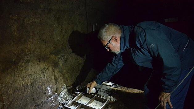 Frank Rei&szlig;enweber gie&szlig;t in einem Kellergew&ouml;lbe, in dem Bierschnegel leben, Bier aus. Hefe und Zucker locken die Schnecken an. Daneben wurde auch Mehl verstreut und es wurden Champignons und M&ouml;hren ausgelegt.