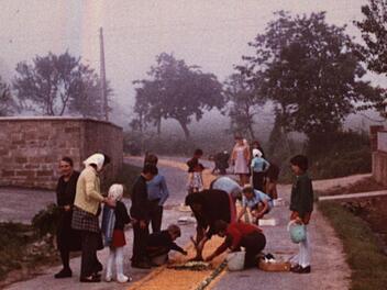 Unser Archivbild aus dem Jahr 1971 zeigt die Thundorfer beim Legen des Blumenteppichs. Repro: Philipp Bauernschubert