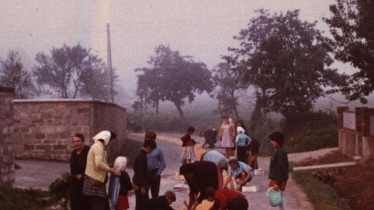 Unser Archivbild aus dem Jahr 1971 zeigt die Thundorfer beim Legen des Blumenteppichs. Repro: Philipp Bauernschubert