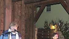 Jürgen Ballner und Christiane Hartmann spielen vor ihrem Haus zu Weihnachten.