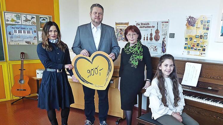 Einrichtungsleiterin Larissa Eggloff (2. v. r.) und Klavierschülerin Romy danken Verena Beck, Leiterin des Vertriebsmanagements, und Aufsichtsratsvorsitzendem Marco Weidner (v. l.) für die großzügige Zuwendung.