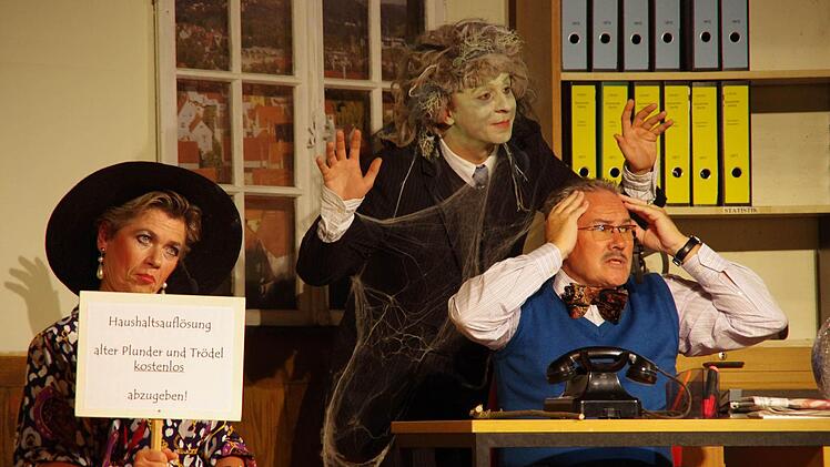 Der Geist (Christian Rüth mit dem Beamten (Thomas Leiner) und Rita Knopf (Ingrid Baier).