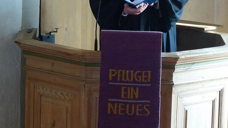 Sein neuer Arbeitsplatz. Gleich bei der Einführung bestieg der Mann aus Ungarn die Kanzel und predigte das Wort Gottes.