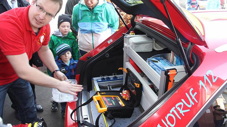 Neugierig waren nicht nur die Kids was sich alles im Einsatzfahrzeug der First-Responder verbirgt. Gerne gaben Mitglieder der First-Responder Gruppe der Feuerwehr Hafenpreppach hierüber Auskunft. Foto: Helmut Will
