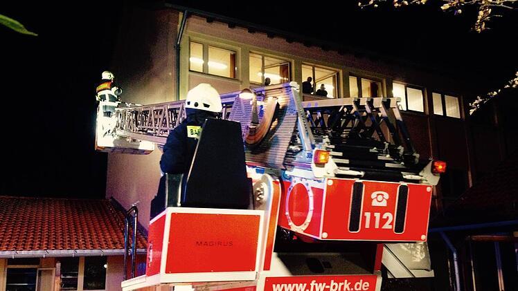 Im derzeit leer stehenden Grundschulgebäude übten die Feuerwehren aus dem oberen Sinngrund.  Foto: Sebastian Schmitt-Matthea