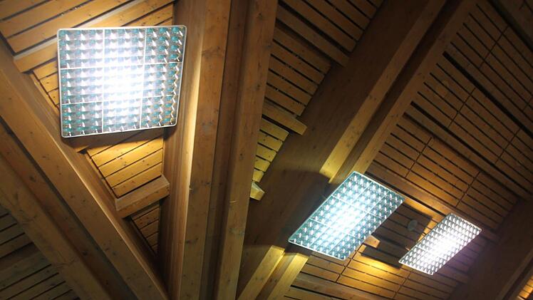 Neue Leuchtelemente an der Decke der Badehalle Foto: Matthias Einwag