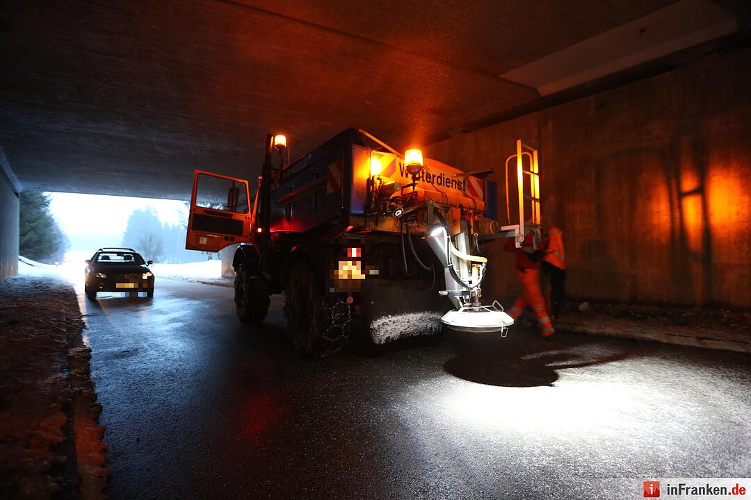 Eis im Kreis Hof: Zwei Streufahrzeuge haben Unfall
