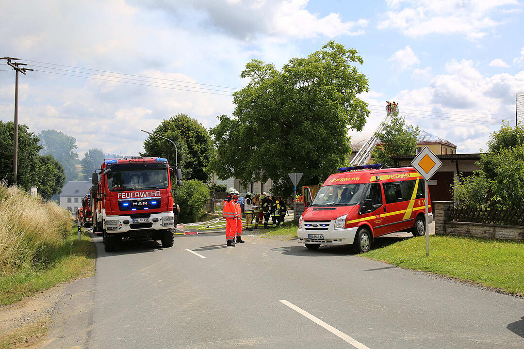 Feuer erweist sich als hartnŠckig - Dachstuhl von Wohnhaus geht in Flammen auf