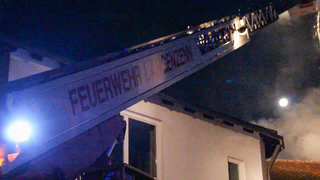 Dachstuhlbrand fordert Feuerwehr: Brandobjekt schwer zugänglich