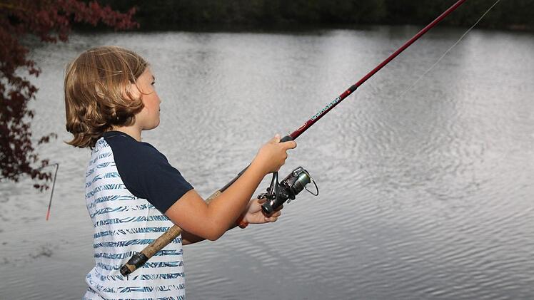 Konstantin wirft die Angel aus.Foto: Stefanie Gleixner