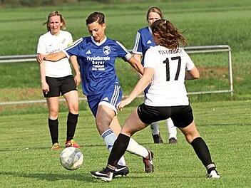 Das Hinspiel verloren Carolin Höfler (Zweite v. l.) und ihre SpVgg Roßstadt gegen den TSV Limbach zu Hause 1:3. Foto: Archiv/Günther Geiling