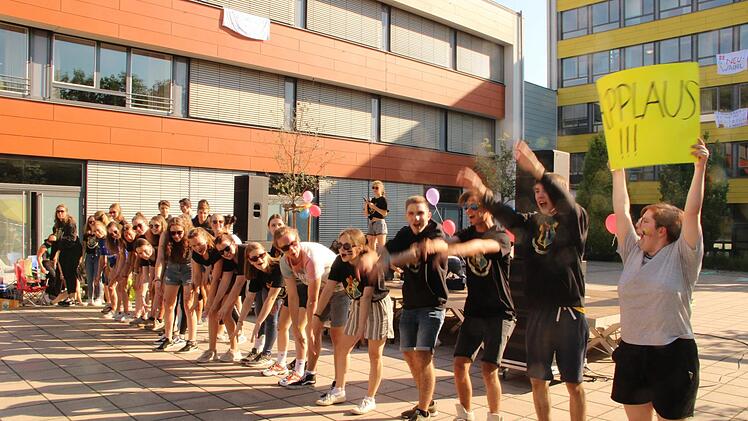 Die Abiturienten feierten sich und ihren Schulabschluss beim traditionellen Abi-Scherz auch mit einer La Ola-Welle.Heike Beudert